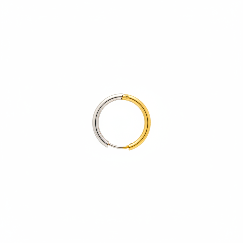 Anello bicolore oro e argento su sfondo bianco