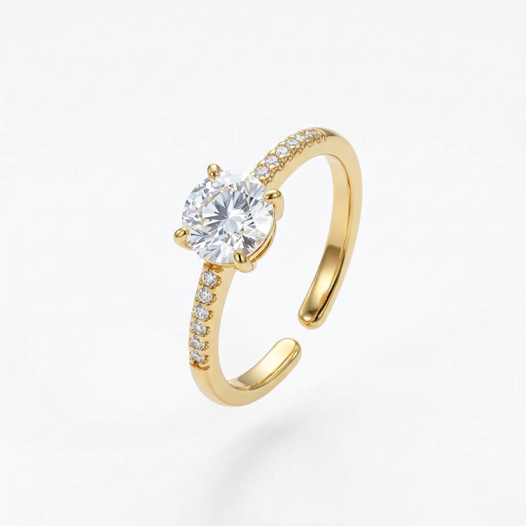 Anello regolabile dorato sospeso su sfondo bianco