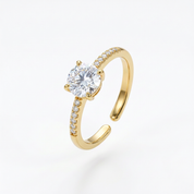 Anello regolabile dorato sospeso su sfondo bianco