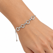 Bracciale argentato indossato