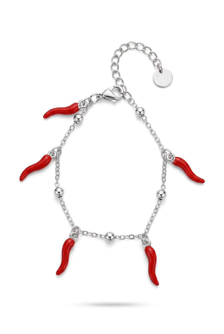 Bracciale con metalli argento su sfondo bianco