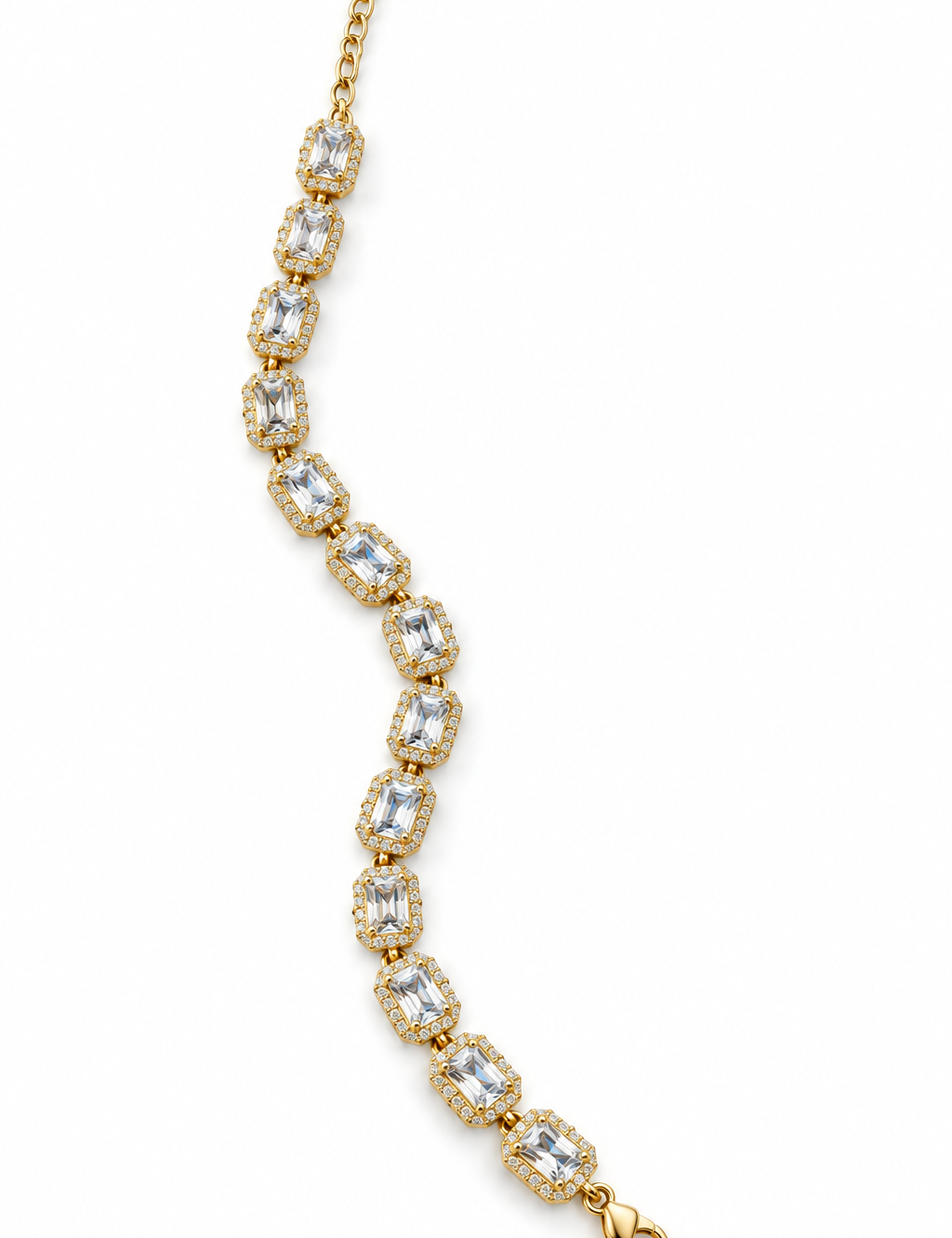 Bracciale con metalli oro su sfondo bianco