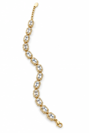 Bracciale con metalli oro su sfondo bianco