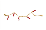 Bracciale con metalli oro su sfondo bianco