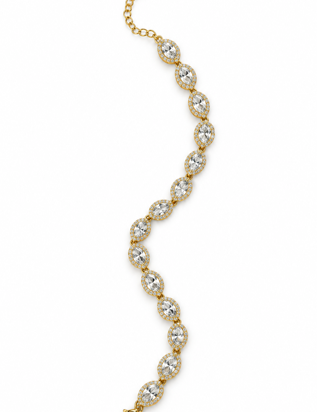 Bracciale con metalli oro su sfondo bianco