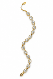 Bracciale con metalli oro su sfondo bianco