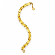 Bracciale con pietre gialle e metallo dorato su sfondo bianco
