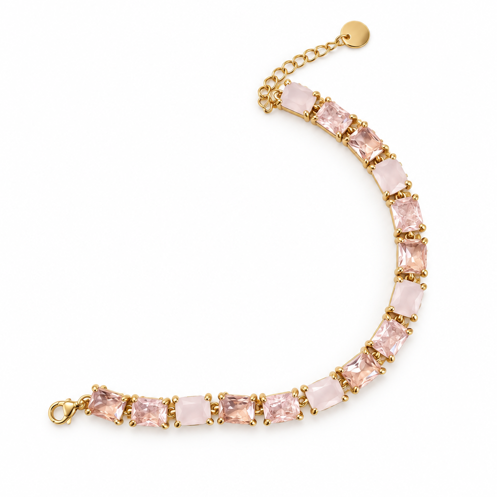 Bracciale con pietre rosa e metallo dorato su sfondo bianco