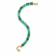 Bracciale con pietre verdi e dettagli dorati su sfondo bianco
