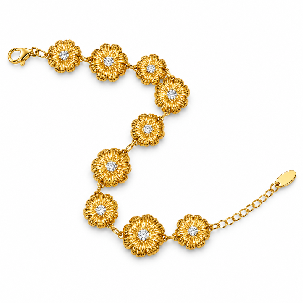 Bracciale dorato con cristalli bianchi su sfondo bianco