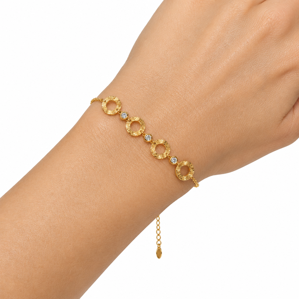 Bracciale dorato indossato