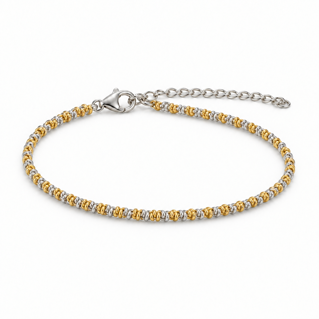 Bracciale fino con maglie alternate oro e argento su sfondo bianco