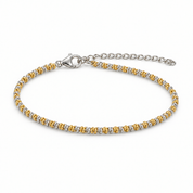 Bracciale fino con maglie alternate oro e argento su sfondo bianco