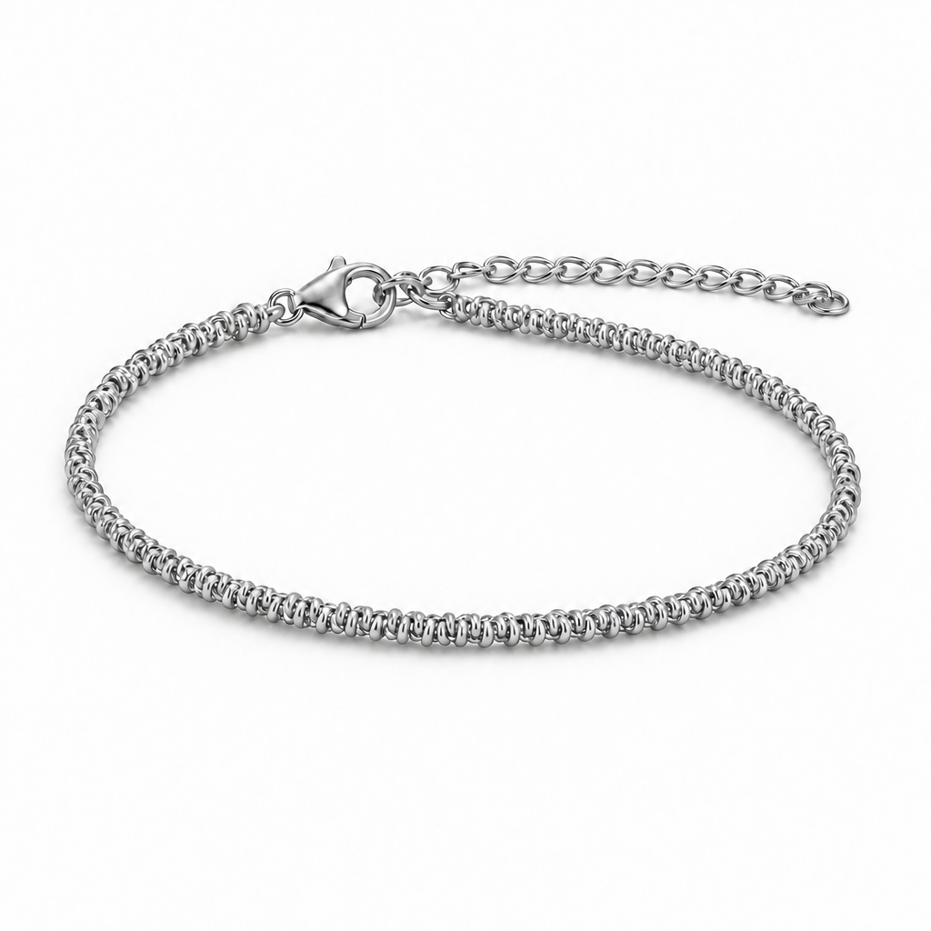 Bracciale fino in argento classico su sfondo bianco
