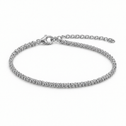 Bracciale fino in argento classico su sfondo bianco