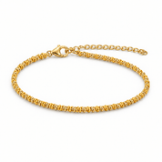 Bracciale fino interamente oro su sfondo bianco