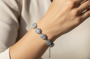 Bracciale Halo indossato sul polso