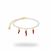Bracciale perle e cornetti rossi - sfondo bianco