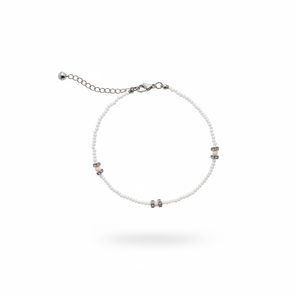 Bracciale perline bianche sfondo bianco 1:1