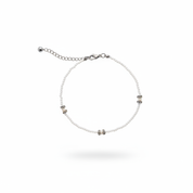 Bracciale perline bianche sfondo bianco 1:1