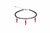 Bracciale perline nere 3 cornetti rossi - vista laterale