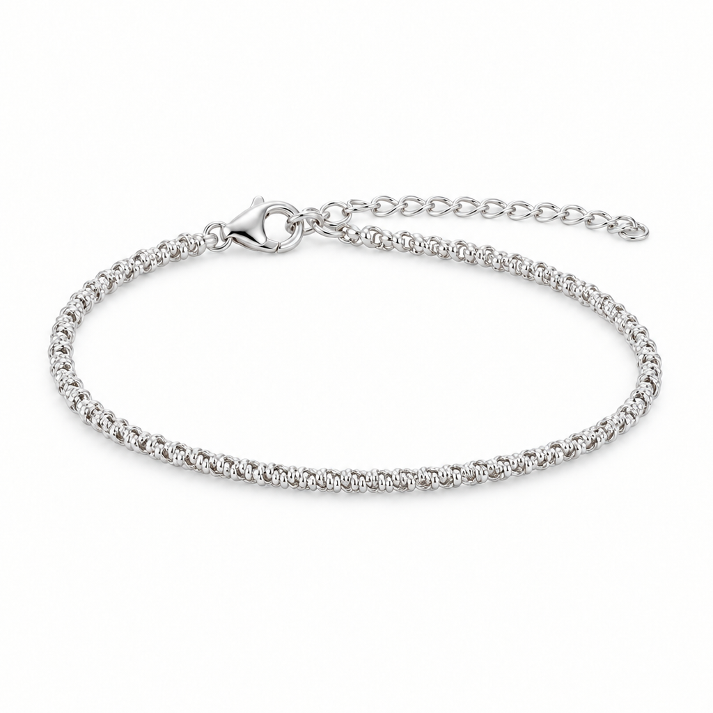 Bracciale sottile in argento lucido su bianco