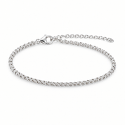 Bracciale sottile in argento lucido su bianco