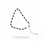 Cavigliera nera argento sfondo bianco