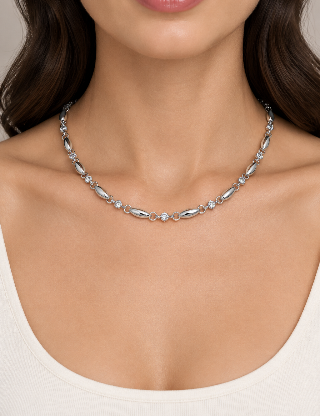 Collana argentata indossata all’altezza delle clavicole
