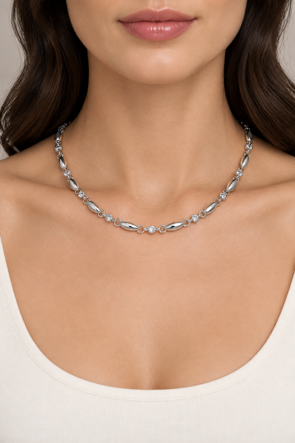 Collana argentata indossata all’altezza delle clavicole