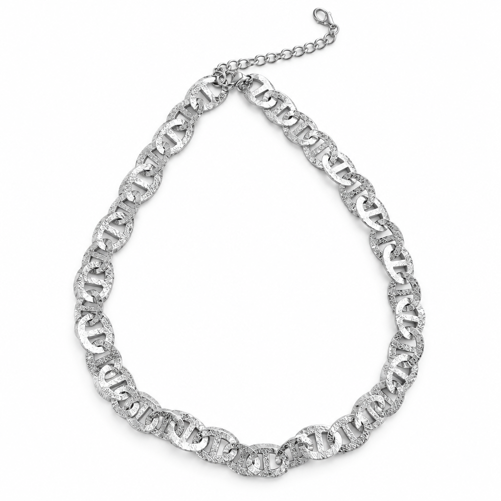 Collana argentata su sfondo bianco