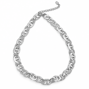Collana argentata su sfondo bianco