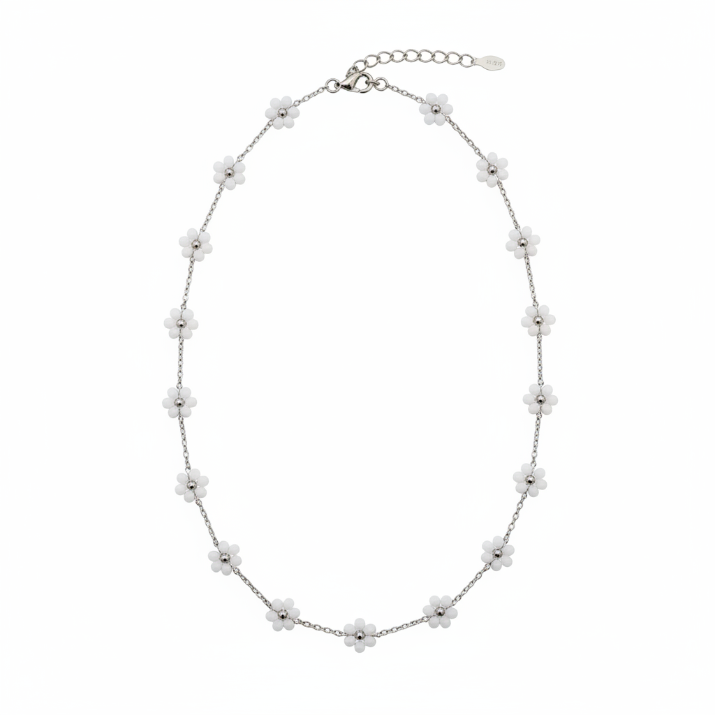 Collana argento fiori bianchi su sfondo bianco