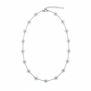 Collana argento fiori bianchi su sfondo bianco