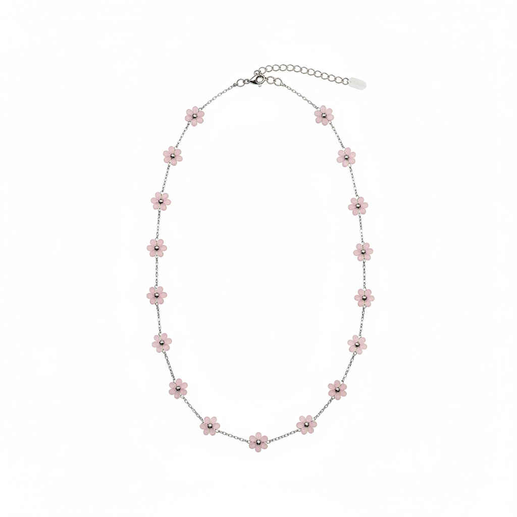 Collana argento fiori rosa su sfondo bianco