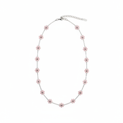 Collana argento fiori rosa su sfondo bianco
