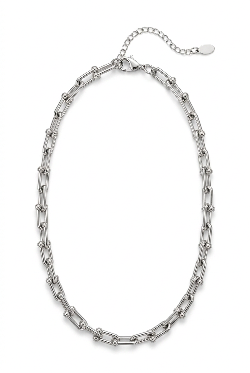 Collana argento su sfondo bianco