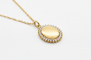 Collana charm dorato piatto - dettaglio