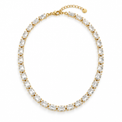 Collana con pietre chiare e metallo dorato su sfondo bianco