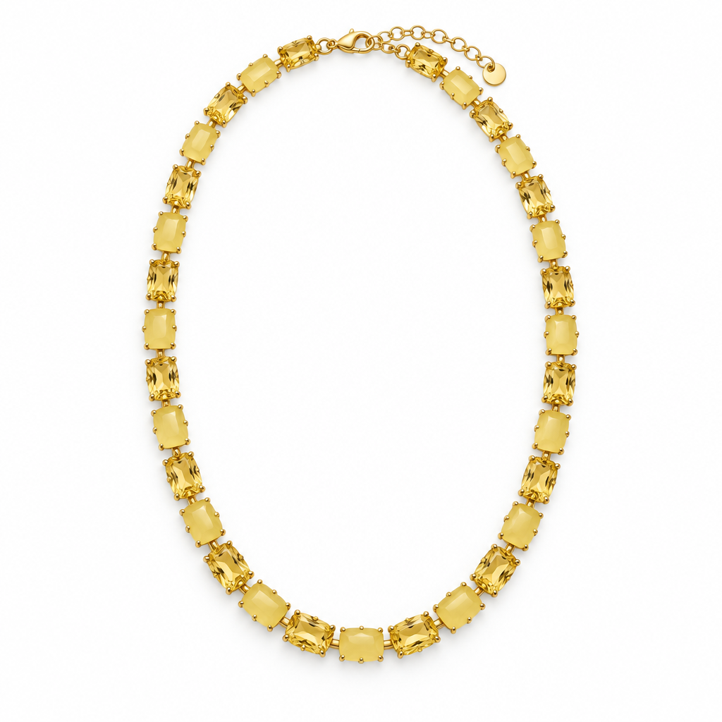 Collana con pietre gialle e montatura dorata su sfondo bianco