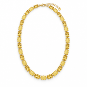 Collana con pietre gialle e montatura dorata su sfondo bianco
