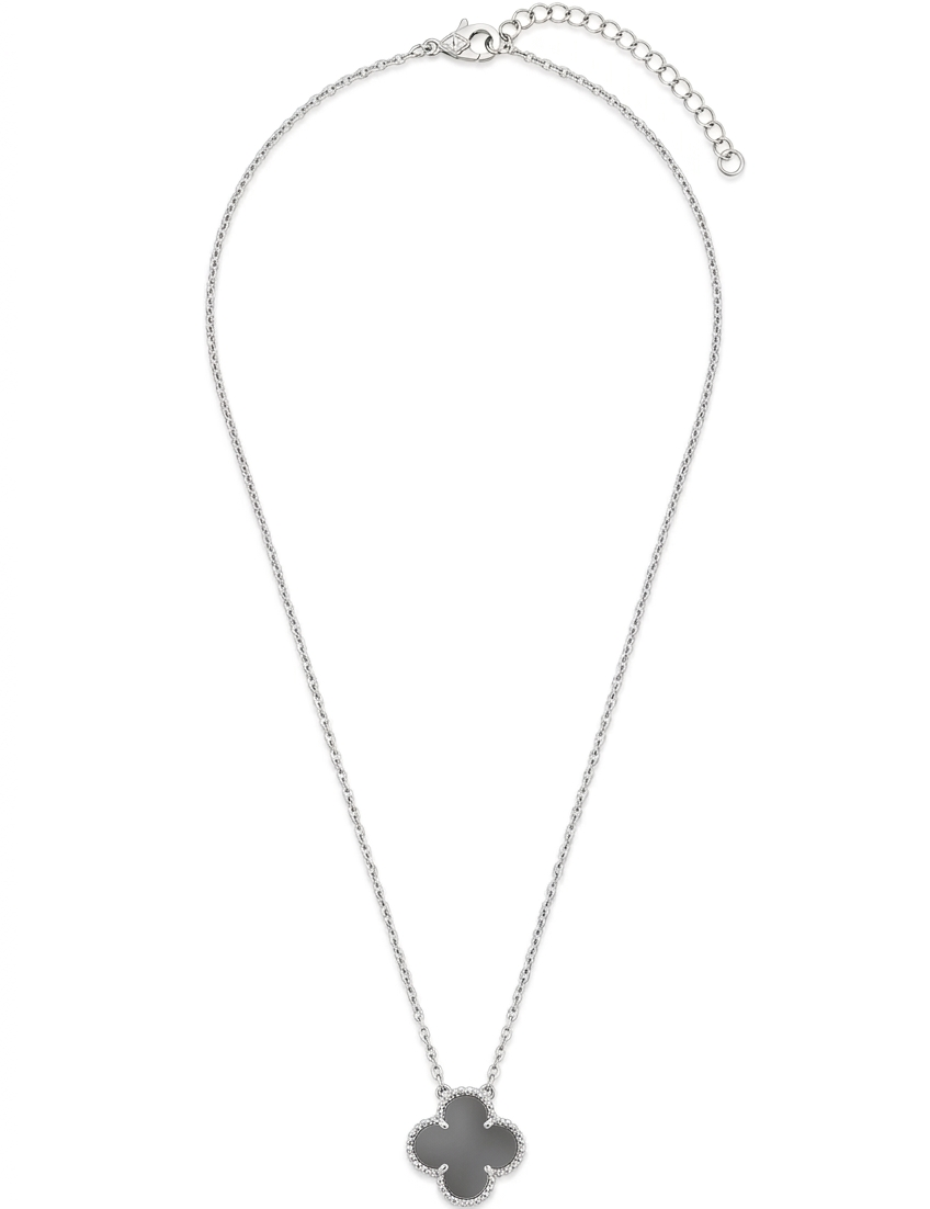 Collana con quadrifoglio grigio leggermente più chiaro, metallo argento e sfondo bianco
