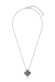 Collana con quadrifoglio grigio leggermente più chiaro, metallo argento e sfondo bianco