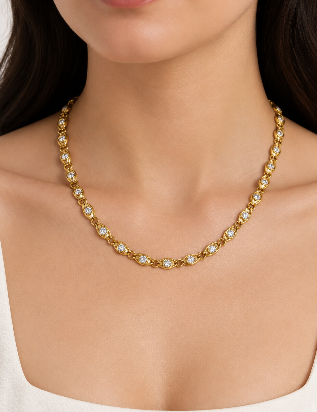 Collana dorata indossata da una modella