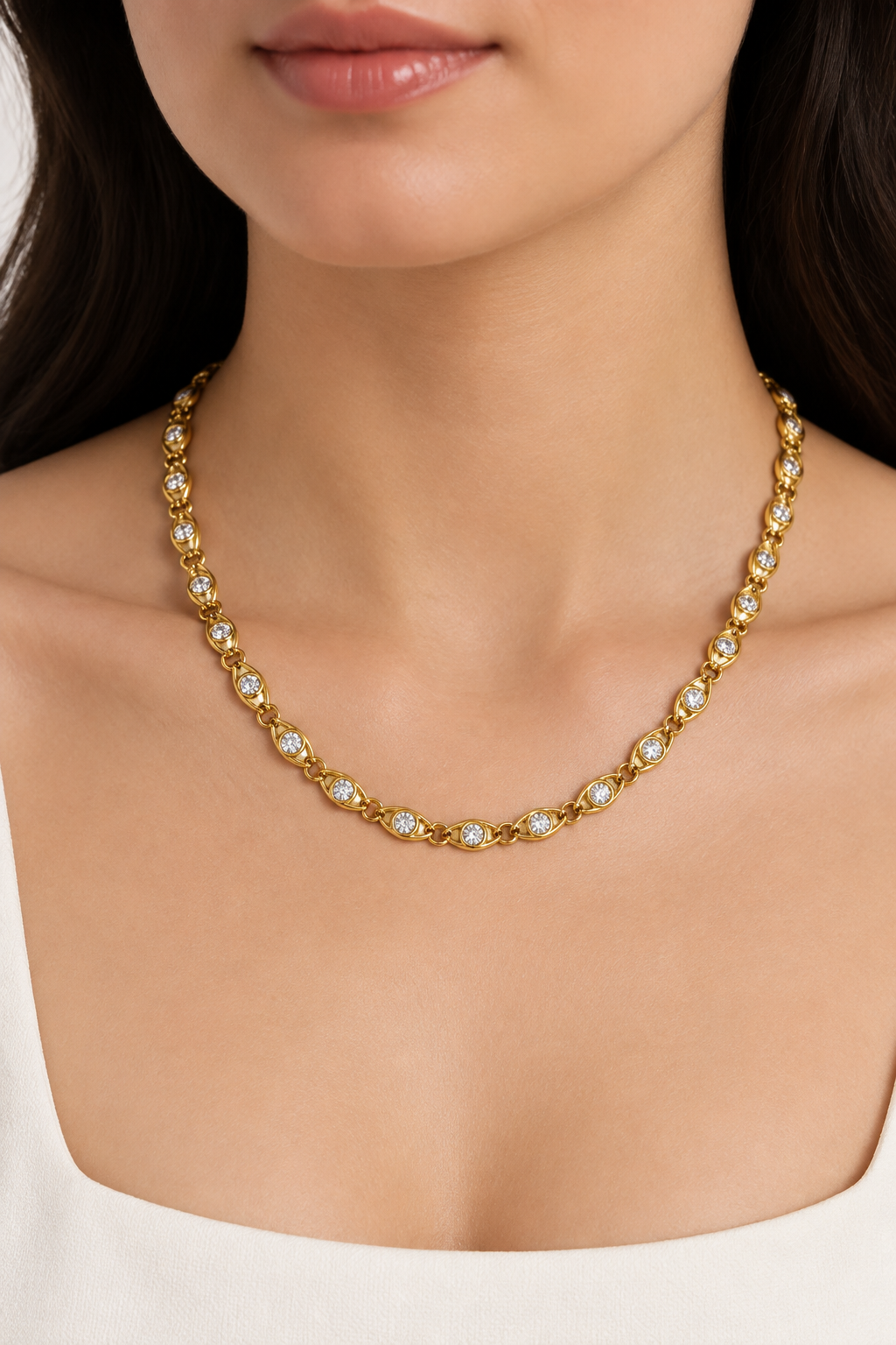 Collana dorata indossata da una modella