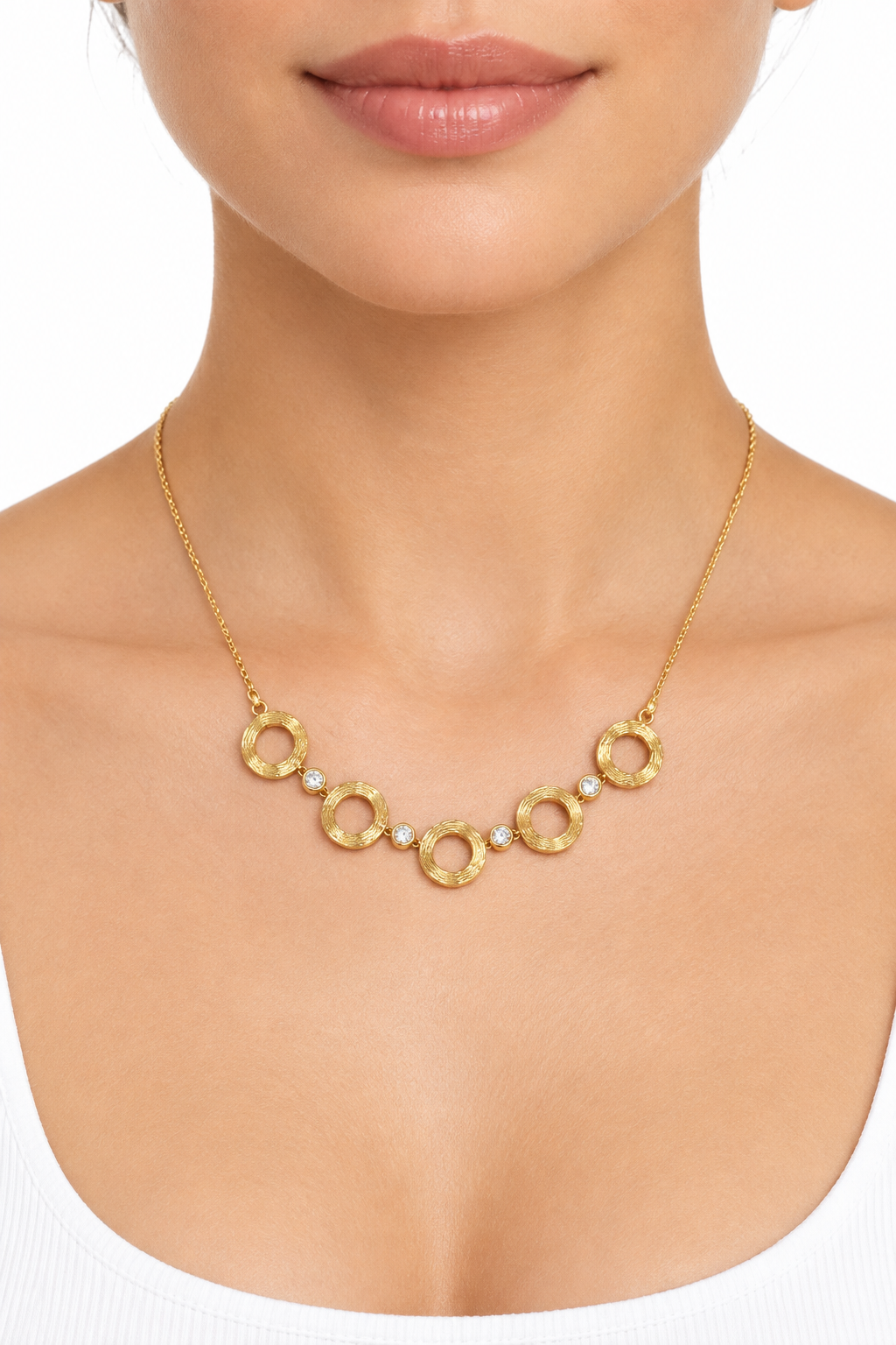 Collana dorata indossata su sfondo bianco