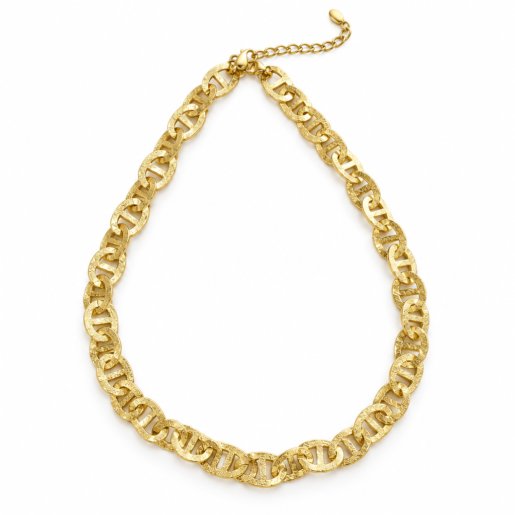 Collana dorata su sfondo bianco