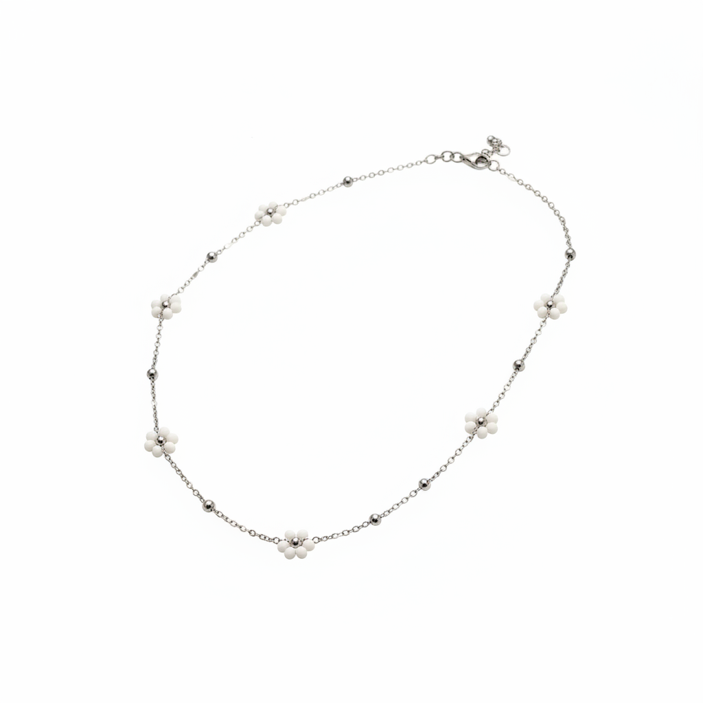 Collana fiori bianchi - catena argento sfondo bianco