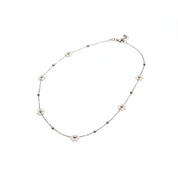 Collana fiori bianchi - catena argento sfondo bianco