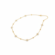 Collana fiori bianchi - catena oro sfondo bianco